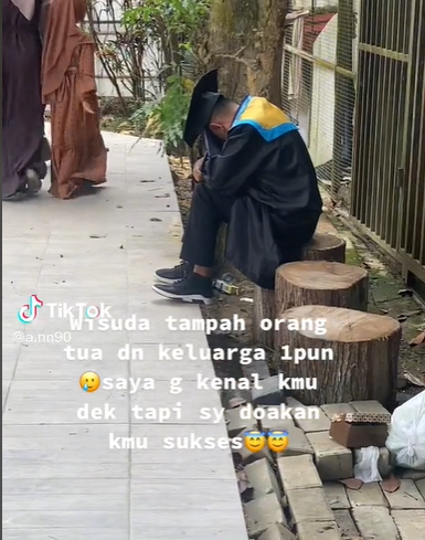 Momen Pilu Wisuda Tanpa Orangtua, Nyesek Nunduk di Bawah Pohon Pegang Ijazah