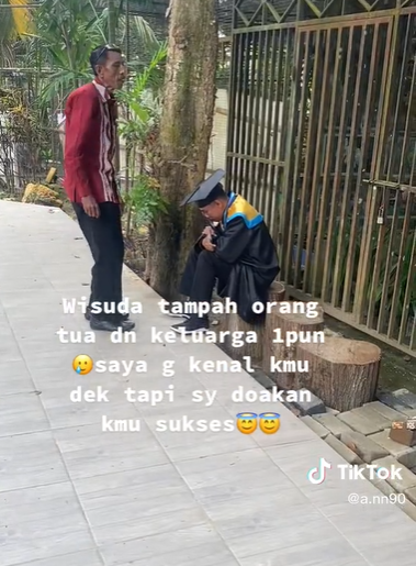 Momen Pilu Wisuda Tanpa Orangtua, Nyesek Nunduk di Bawah Pohon Pegang Ijazah