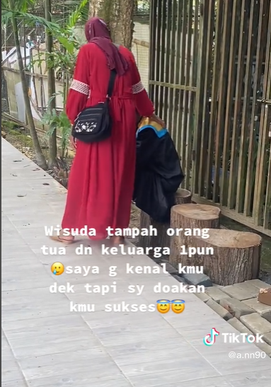 Momen Pilu Wisuda Tanpa Orangtua, Nyesek Nunduk di Bawah Pohon Pegang Ijazah