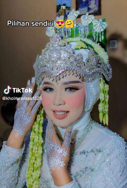 Rias pengantin dengan tampilan makeup pilihan sendiri vs rekomendasi tetangga.