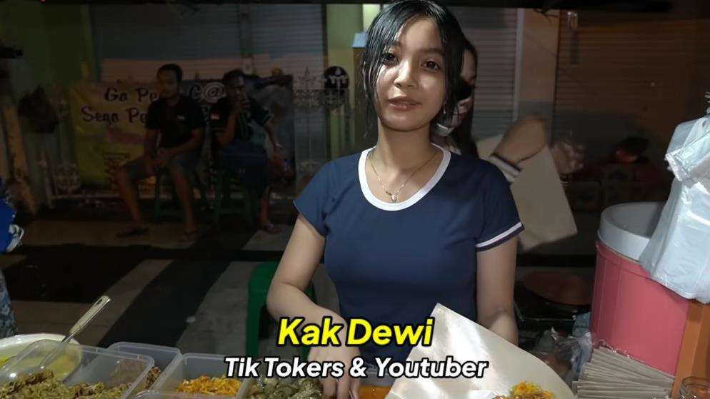 Penjual pecel cantik di Gresik.