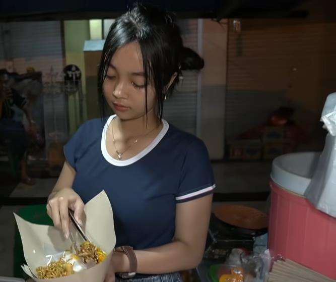 Penjual pecel cantik di Gresik.