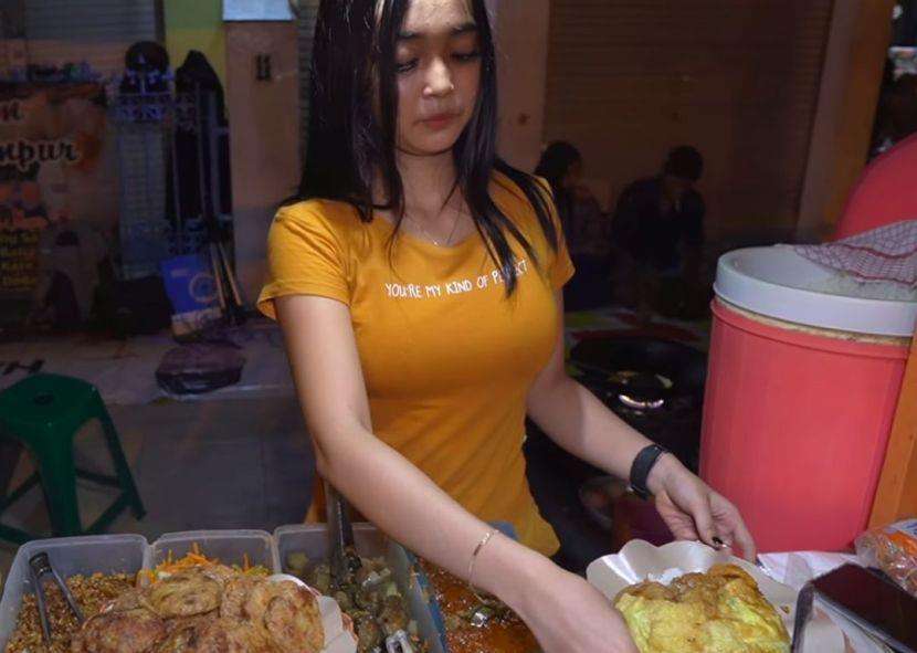 Penjual pecel cantik di Gresik.