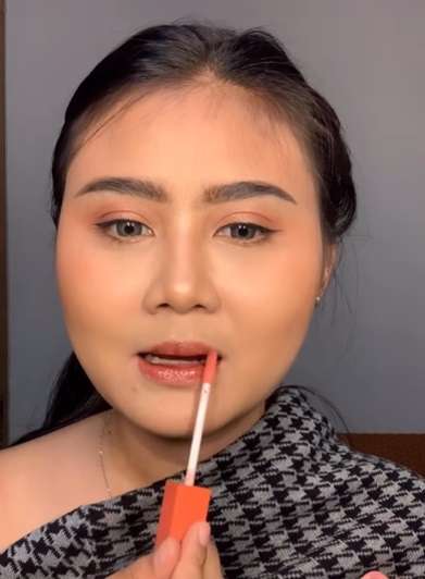 Memakai Lip Gloss