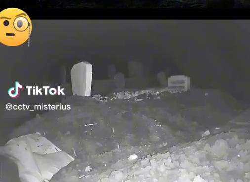 Rekaman CCTV kuburan malam hari