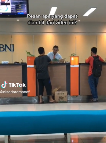 Bapak-Bapak Terlihat Lusuh Pakai Sandal Jepit dan Bawa Kardus ke Bank