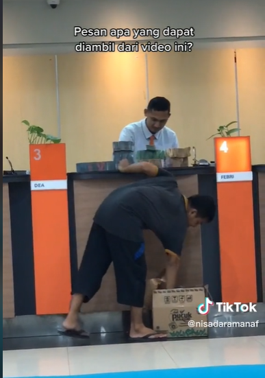 Bapak-Bapak Terlihat Lusuh Pakai Sandal Jepit dan Bawa Kardus ke Bank