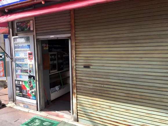 Selama 2 Tahun Pintu Toko Permen Ini Cuma Dibuka Setengah