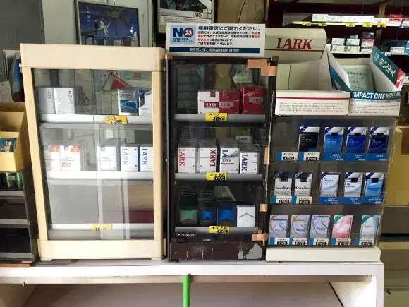 Selama 2 Tahun Pintu Toko Permen Ini Cuma Dibuka Setengah
