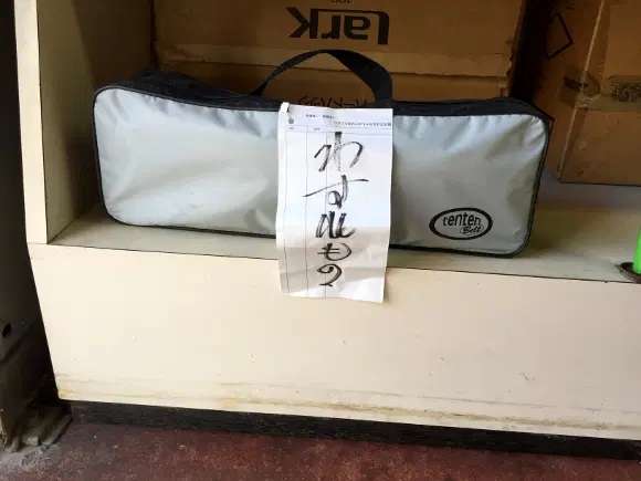 Selama 2 Tahun Pintu Toko Permen Ini Cuma Dibuka Setengah