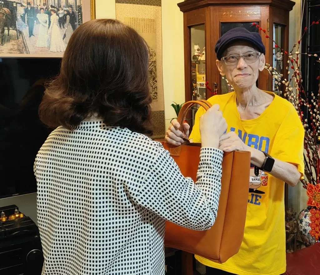 Kakek Ini Hibur dan Hadiahi Istri Tas Kulit Impian: Kenang-kenangan Mungkin Terakhir Kalinya Kakek Ini Hibur dan Hadiahi Istri Tas Kulit Impian: Kenang-kenangan Mungkin Terakhir Kalinya