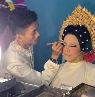 Pengantin Dirias Suami
