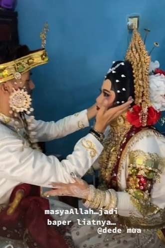 Pengantin Dirias Suami