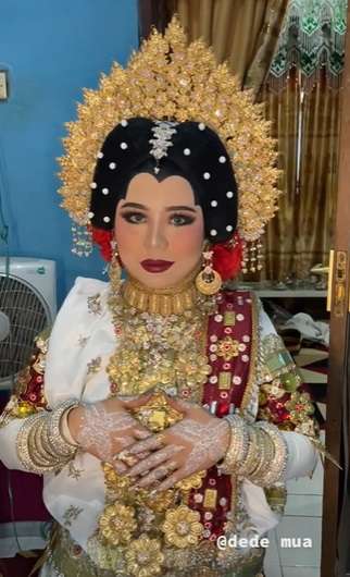 Pengantin Dirias Suami