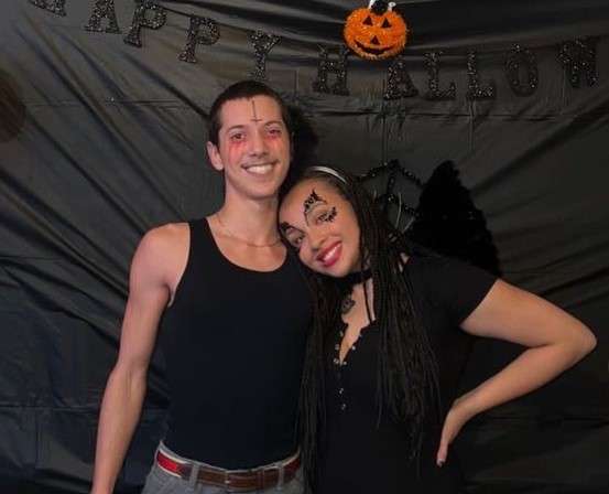 Potret Nathan Gregory Flynn bersama pacarnya