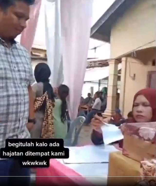Tradisi Buka Amplop Kondangan Langsung Depan Tamunya, yang Kasih Amplop Kosong Langsung Ketar-Ketir!