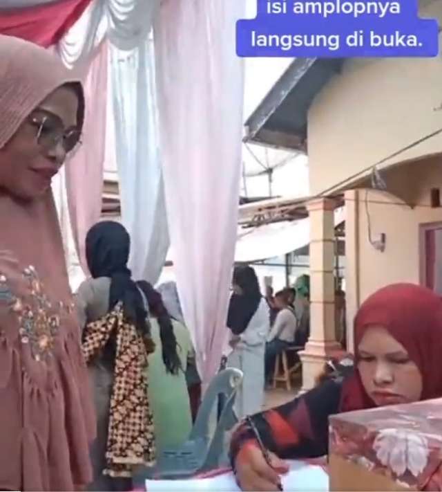 Tradisi Buka Amplop Kondangan Langsung Depan Tamunya, yang Kasih Amplop Kosong Langsung Ketar-Ketir!