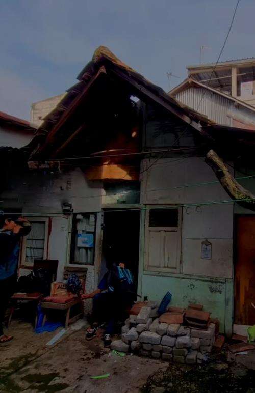 Transformasi rumah reyot di gang sempit jadi hunian modern minimalis.