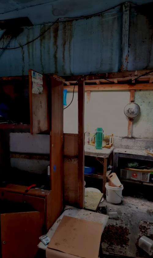 Transformasi rumah reyot di gang sempit jadi hunian modern minimalis.