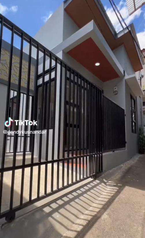 Transformasi rumah reyot di gang sempit jadi hunian modern minimalis.