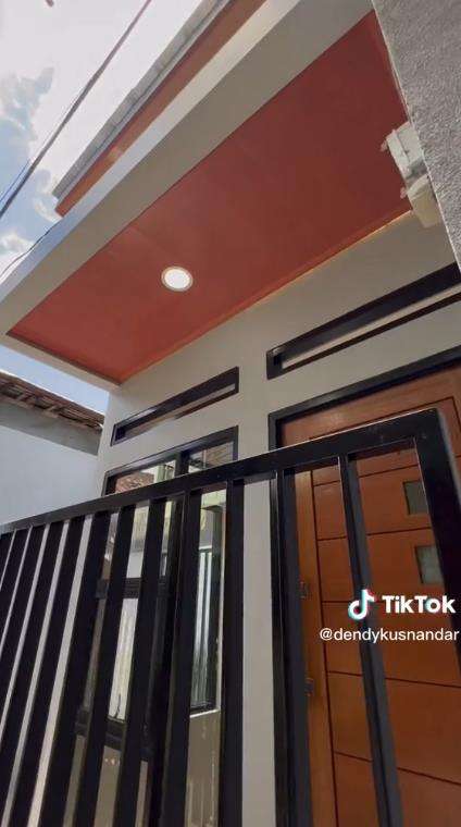 Transformasi rumah reyot di gang sempit jadi hunian modern minimalis.