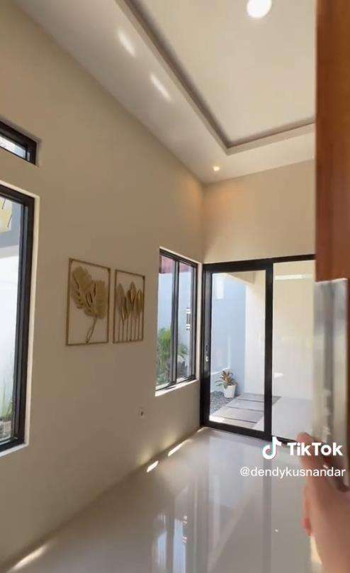 Transformasi rumah reyot di gang sempit jadi hunian modern minimalis.