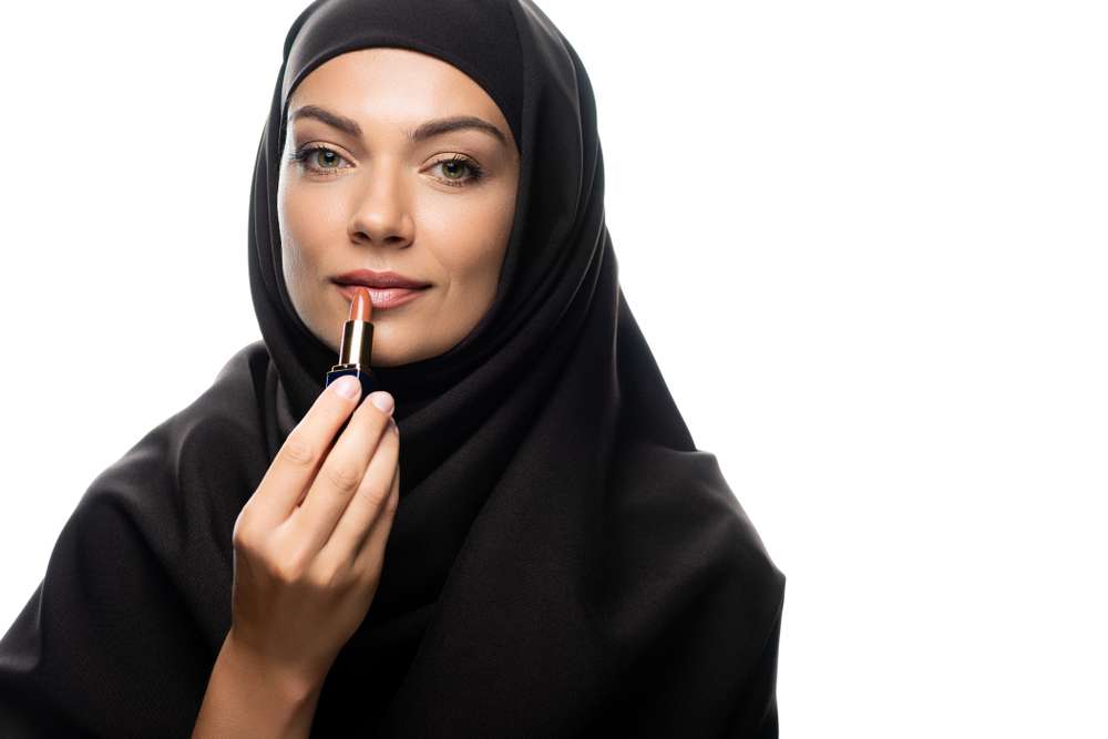 Memakai Lipstik Memakai Lipstik