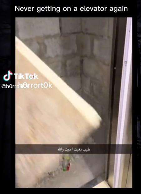 Naik lift maut keluar-keluar tangan gemetaran.