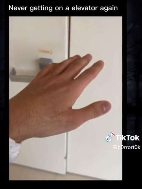 Naik lift maut keluar-keluar tangan gemetaran.