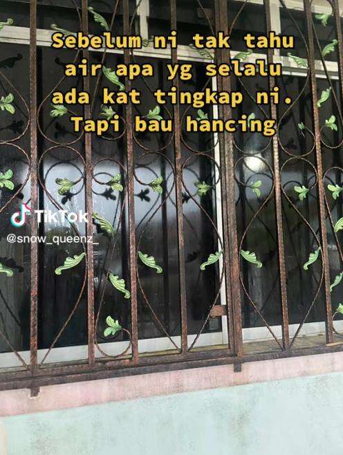 Jendela rumah basah oleh cairan hitam berbau busuk.