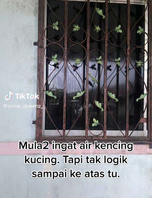Jendela rumah basah oleh cairan hitam berbau busuk.