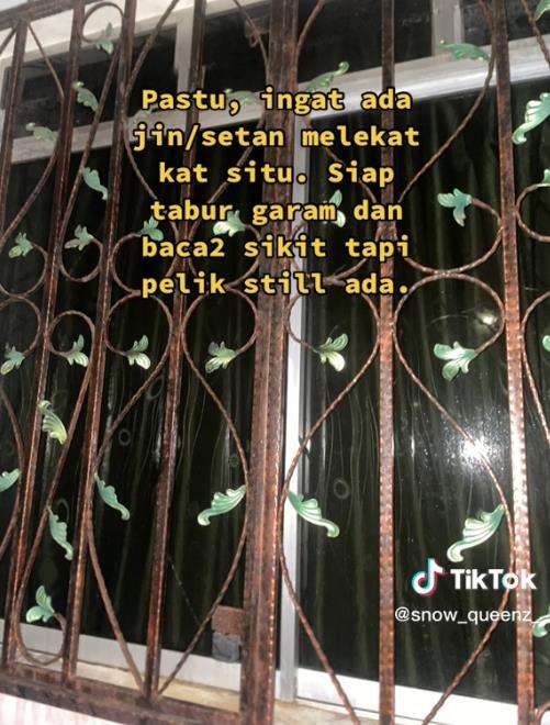 Jendela rumah basah oleh cairan hitam berbau busuk.