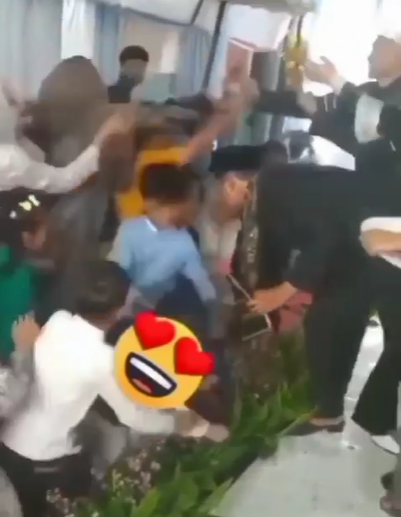 Pengantin Siap Nyawer Malah Ditubruk Tamu Undangan yang Nggak Sabaran, Endingnya Kacau