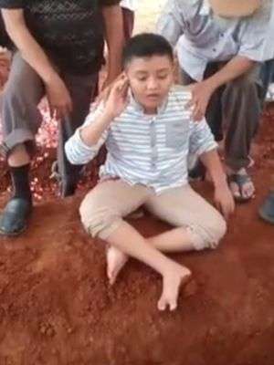 Penuh Haru, Seorang Anak Kumandangkan Adzan saat Pemakaman Sang Ayah yang Telah Berpulang