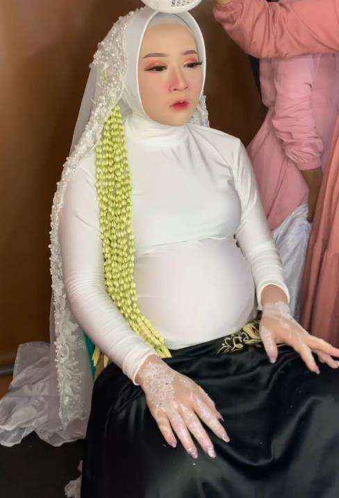 Cerita menyentuh pengantin wanita gelar resepsi saat hamil 8 bulan.
