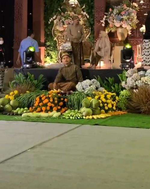Dikira patung, dekorasi pelaminan ini ternyata manusia sungguhan.