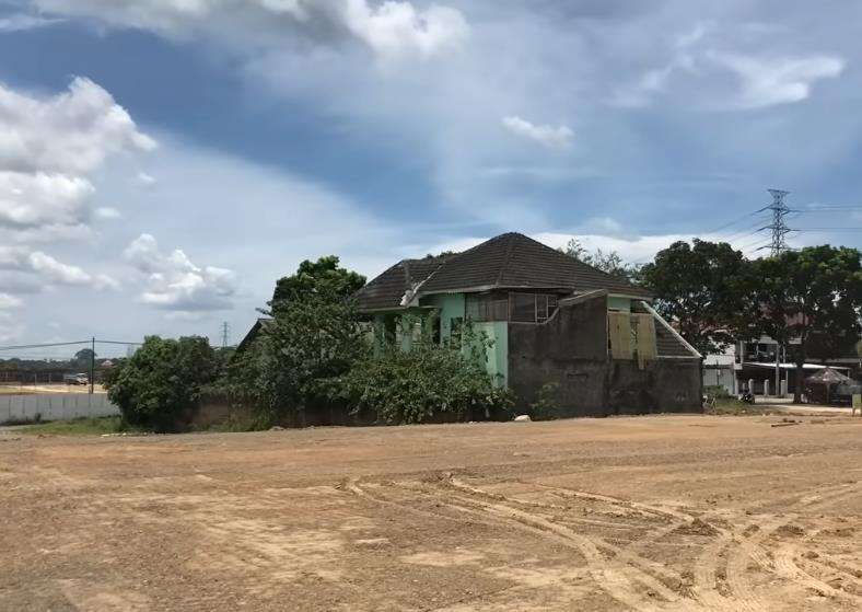 Nasib rumah sendirian di tengah proyek jalan tol Jogja-Solo.