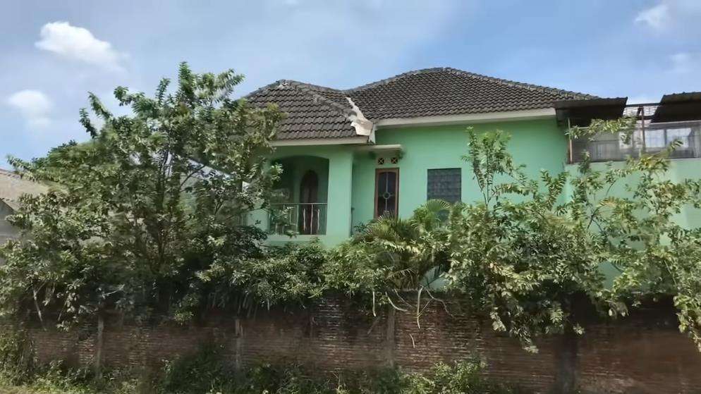 Nasib rumah sendirian di tengah proyek jalan tol Jogja-Solo.