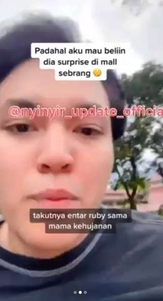 Menghampiri istrinya, sang suami sambil menyanyikan lagu ulang tahun dan memberikan hadiah yang baru saja dibelinya.