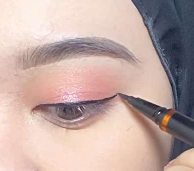 Memakai Eyeliner