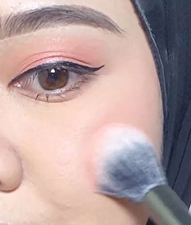 Memakai Blush
