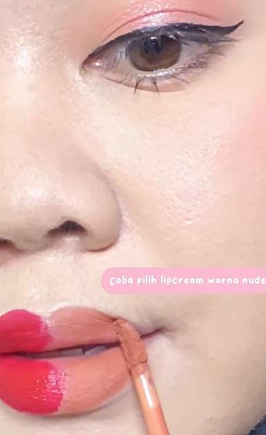 Memakai Lipstik