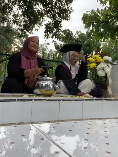 Kisah Pilu Mahasiswi yang Datangi Kuburan di Hari Wisuda, Menangis Histeris Pakai Toga di Makam Ayah