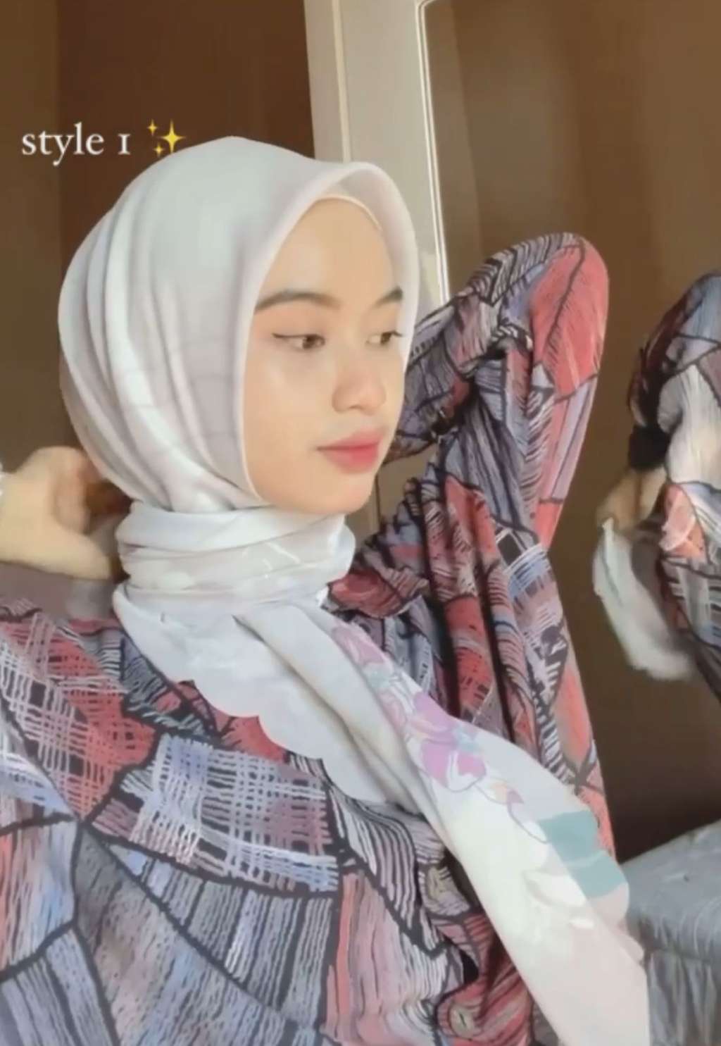 Tampil Beda dengan Kerudung Voal Motif, Mau Coba?