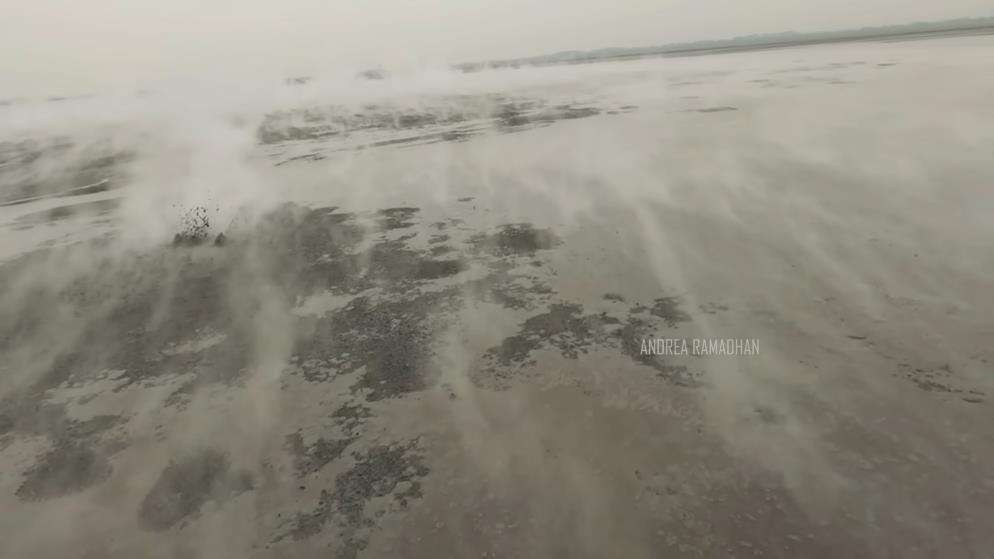 Nekat terbangkan drone ke pusat semburan lumpur Lapindo.