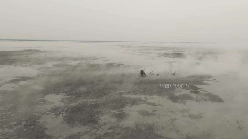 Nekat terbangkan drone ke pusat semburan lumpur Lapindo.