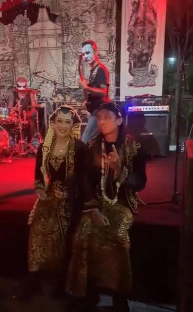 Pengantin Hadirkan Band Metal di Hari Pernikahan