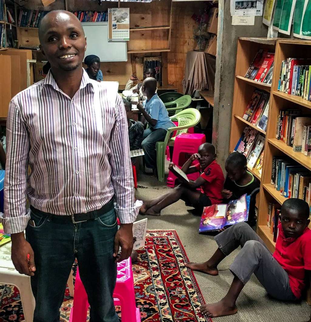 Douglas Ng'ang'a di perpustakaan yang dia bangun di Kenya Douglas Ng'ang'a di perpustakaan yang dia bangun di Kenya