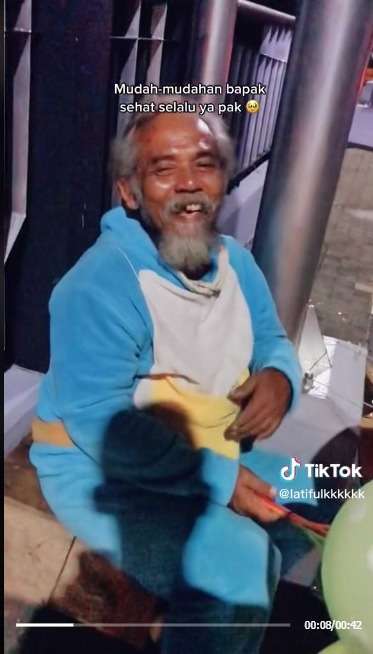 Bikin Nangis, Seorang Kakek Jualan Balon Hingga Malam Menangis Saat Dagangannya Dibeli