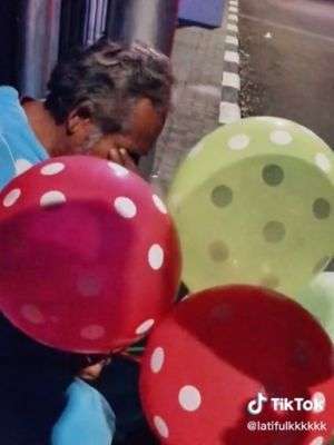 Bikin Nangis, Seorang Kakek Jualan Balon Hingga Malam Menangis Saat Dagangannya Dibeli